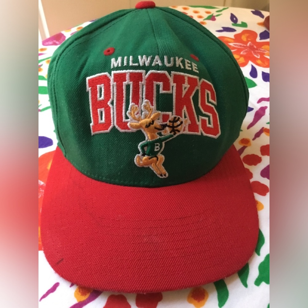 Milwaukee Bucks Mitchell & Ness Green and Red Snapback Interior Detail
